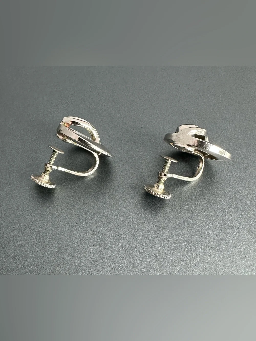 VTG Coro Modernist Swirl Ribbon Screw Back Earrings Silver Tone MCM 1/2